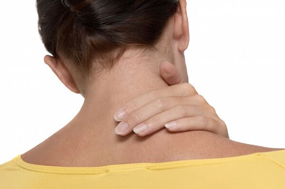 douleur au cou comme symptôme de l'ostéochondrose cervicale