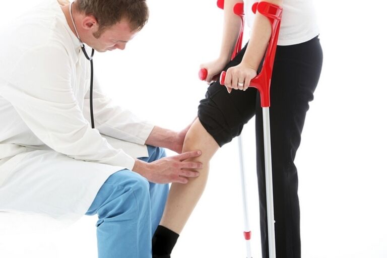 Inspection du genou d'un patient atteint d'arthrose de l'articulation du genou