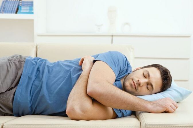 Des positions de sommeil inconfortables comme cause de douleurs lombaires